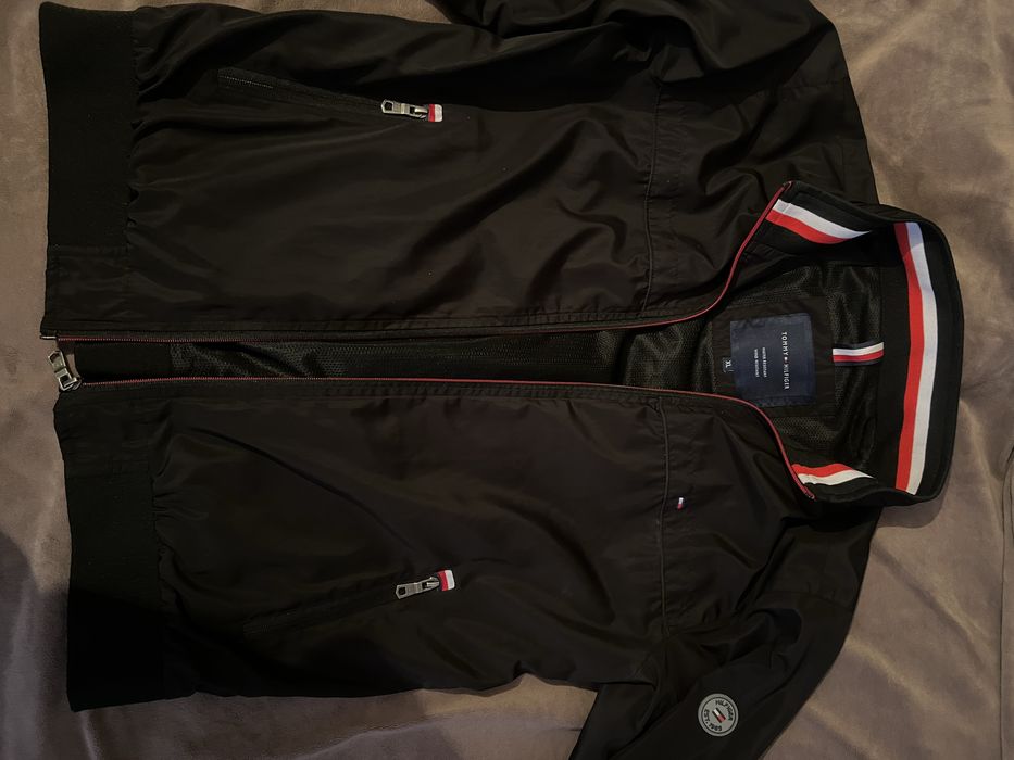 Продам ветровку Tommy hilfiger