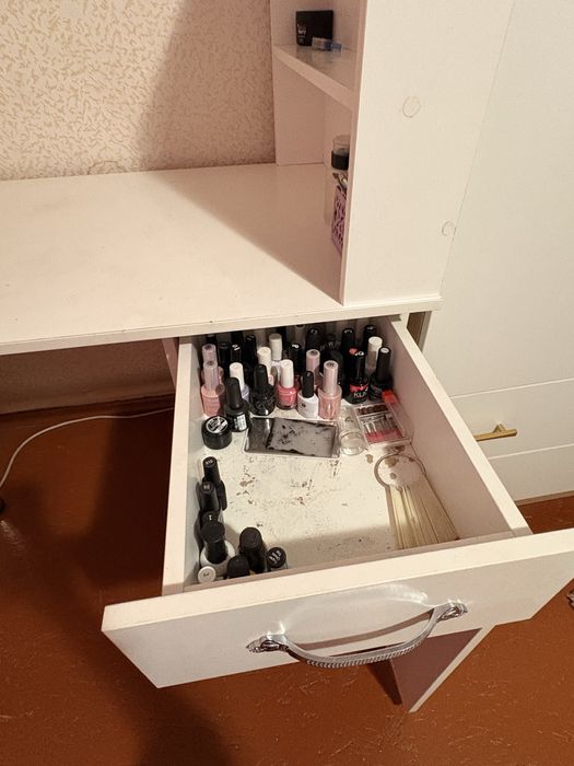 Маникююрный стол