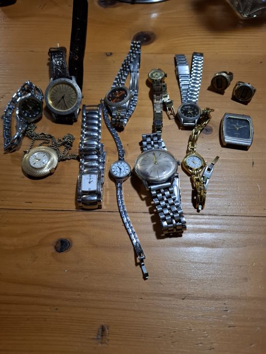 Продавам  часовници много бройки
