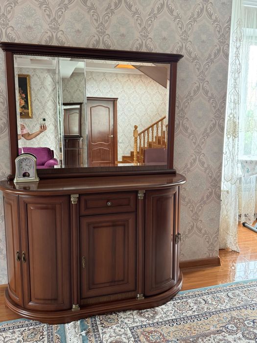 Срочно продается камод с зеркалом, посудный шкаф, стол, стулья 8 штук