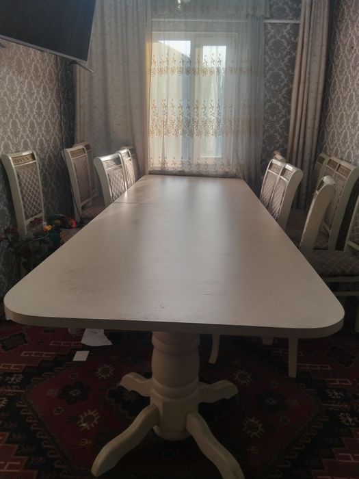 Стол гостиной большой