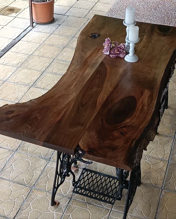 Продавам уникална маса от орех