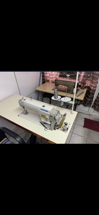 Doua masini de cusut si o masina de surfilat