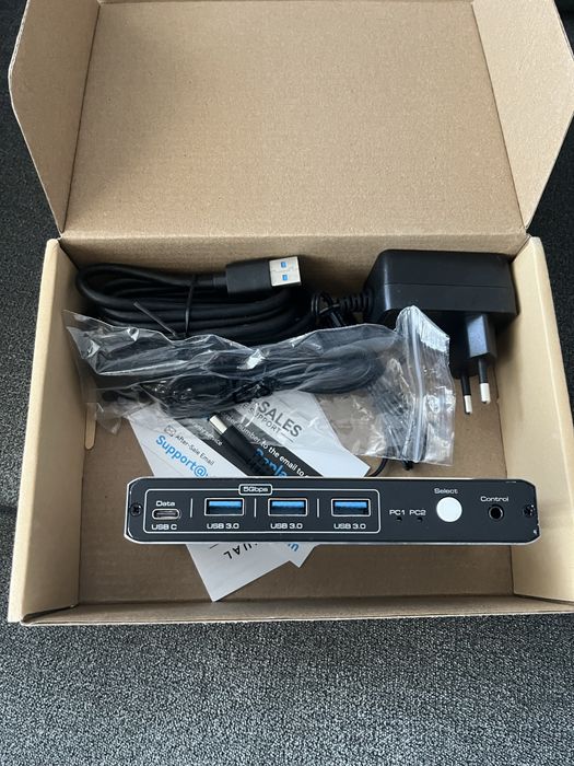 Switch tip dockingstation  pt 2 pc-uri si 1 monitor 4k 60Hz