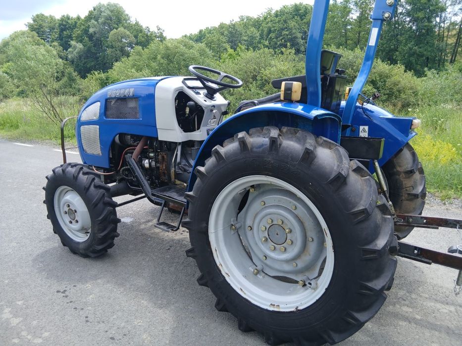 Tractor Mahindra 4x4 25 cp în 3 cilindri recent adus (Fiat)