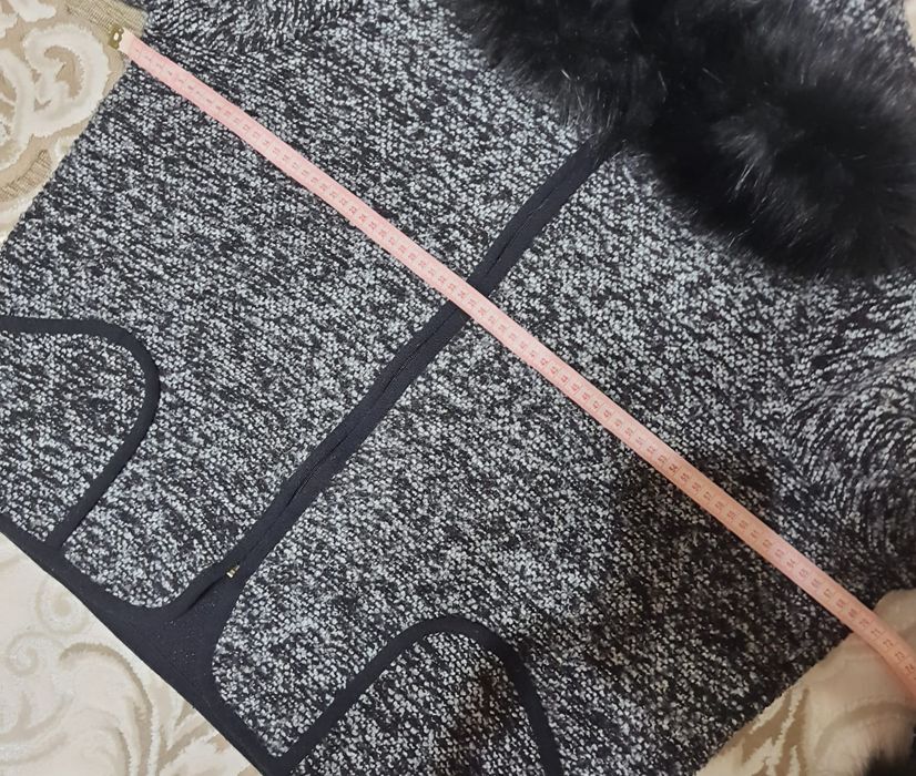 Cardigan elegant gri-negru cu blană – mărimea XXXL