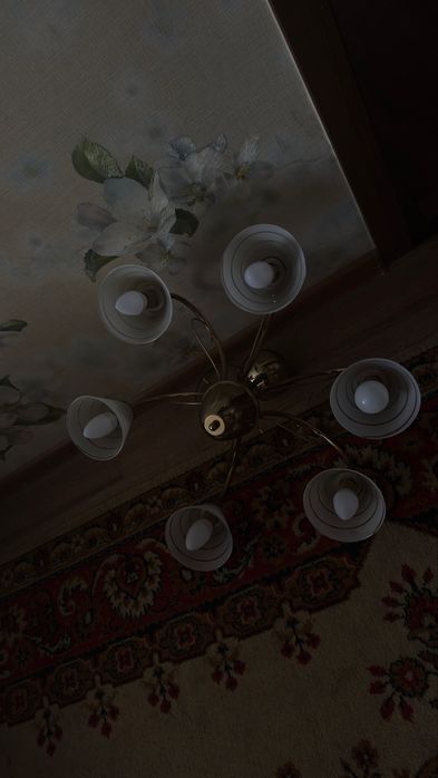 Продам люстру рабочая с лампочками