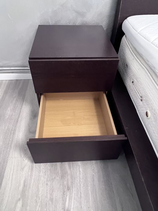 Vand set dormitor pat, noptiere si comoda TV