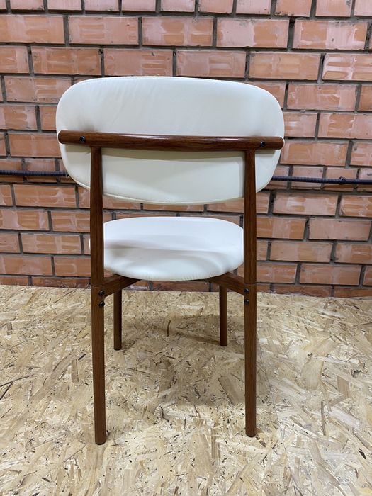 Продам новые стулья