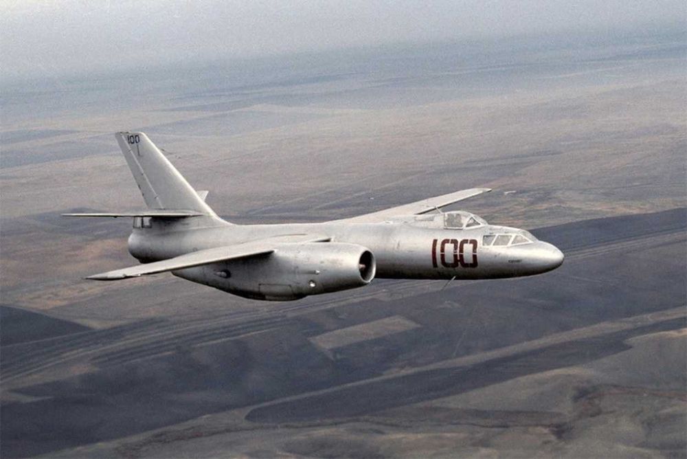 сборная модель самолета ИЛ-28Р 1/72 Редкость клей и краски в подарок!