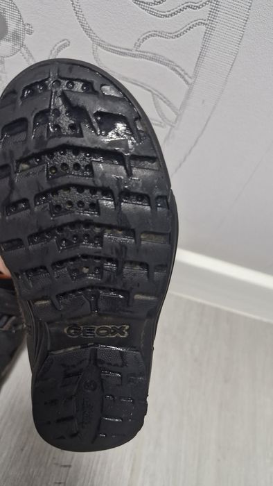 Продам детские демисезонные ботинки Geox