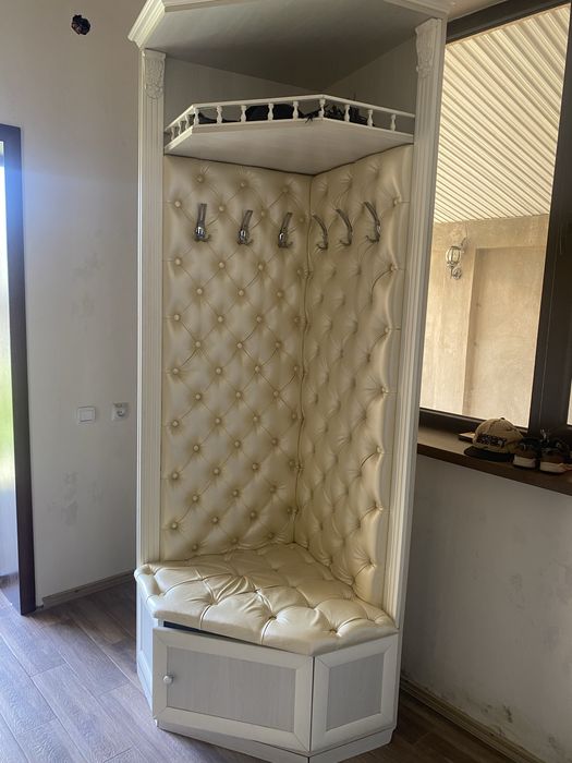 Кровать детская и прихожая