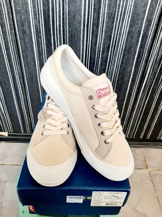 Нови кецове Levi's