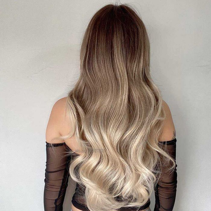 Омбре чуплива перука с кафяви корени и пепеляво руси краища с бретон