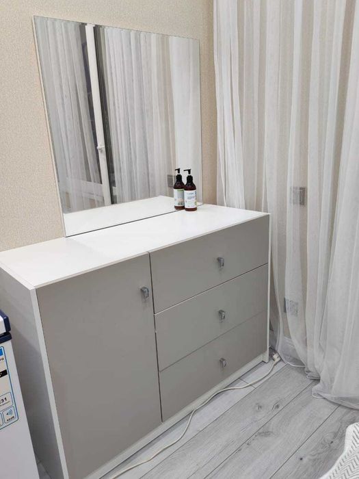 Комод с зеркалом