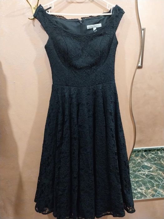 Елегантна черна дантелена рокля от Ashley Brooke