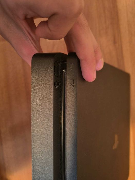 Consolă PlayStation 4 (PS4) 1TB + 2 Controllere + 2 Jocuri – Stare buna!