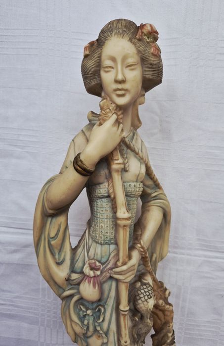 Statuetă japoneză Gheișă vintage, 53cm sculptată din steatit (rășină osoasă), anii 1950.