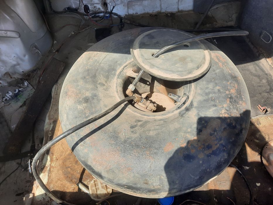 Продам газ баллон комплект 42 литровый с провадами, эбу, редуктор и др