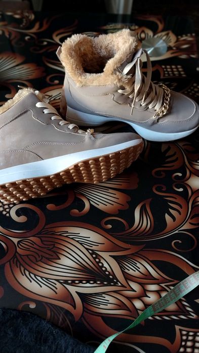 Цена снижена!!                                Продаю теплые ботинки