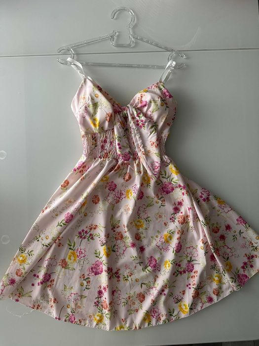 Къса рокля с принт на цветя.