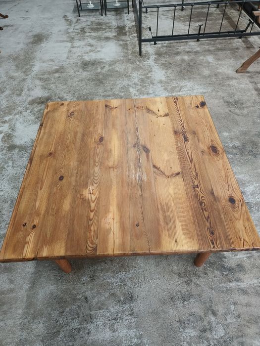 Квадратна трапезна маса