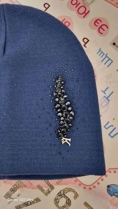Красивая шапка с камушками