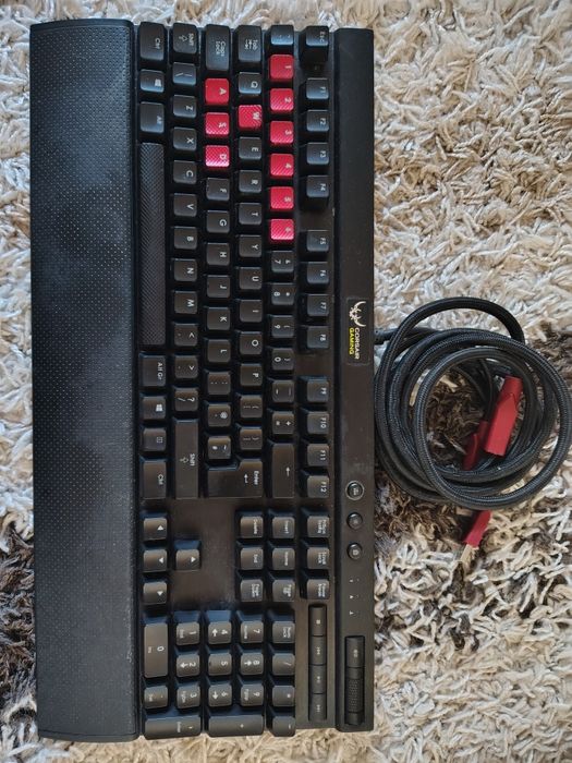 Механична клавиатура Corsair K70 RGB