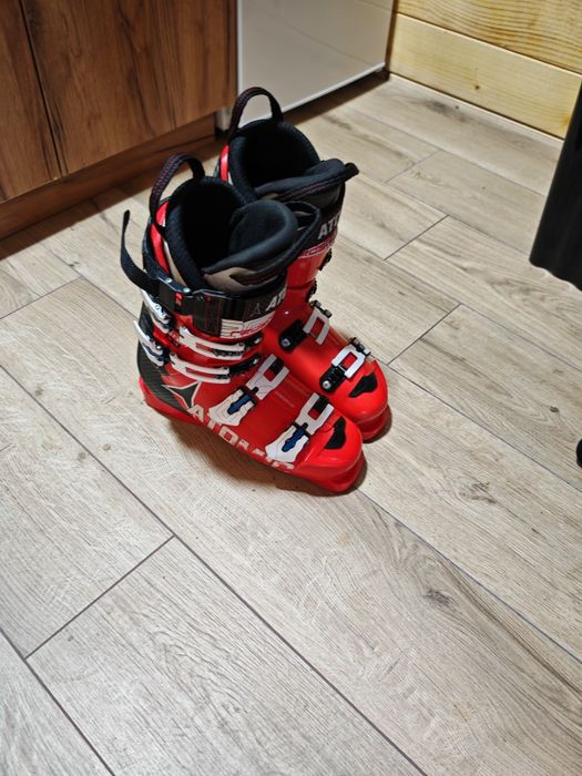 Продавам състезателни ски обувки Атомик