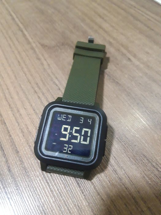 Соат элекроный.Сув утмайди 100 %