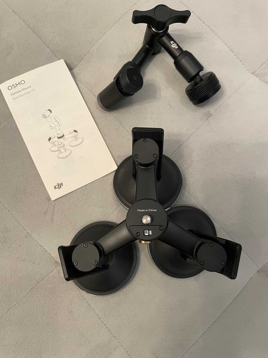 Suport auto original DJI Osmo (model vechi), cu 3 ventuze independente pentru stabilitate maximă.