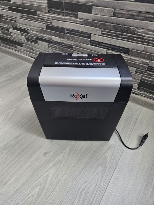 Distrugator documente manual REXEL MOMENTUM X308, P3, cross-cut (confeti), 8 coli, cos 15l, negru