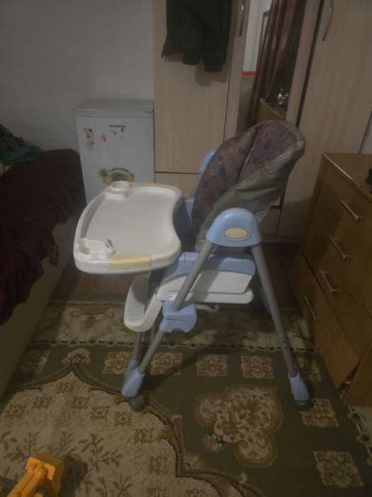 Продам детскии столик