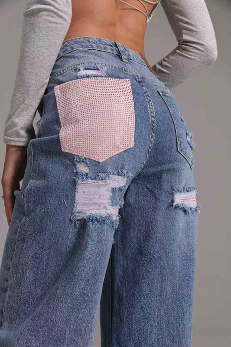 Хит модел дънки с розово джобче