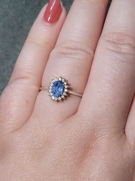 Inel de logodna cu safir si diamante, din aur alb