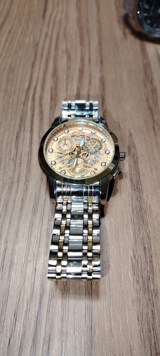 Ceas quart nou. Fără baterie.