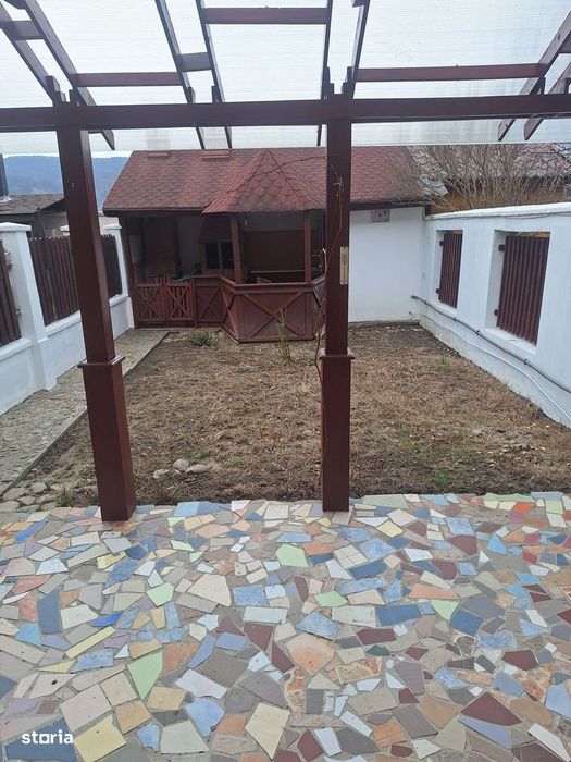 Casa P+etaj in Vlădesti