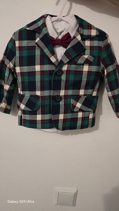 Vand costum bebe nou 6-9 luni