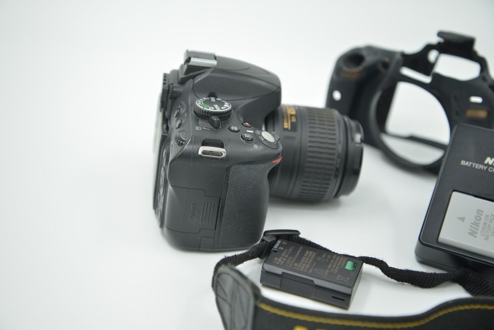 Nikon D5100 si obiectiv kit 18-55 Aparat Foto cu accesorii Camera se vinde alaturi de inca o baterie En-El 14  lampa video