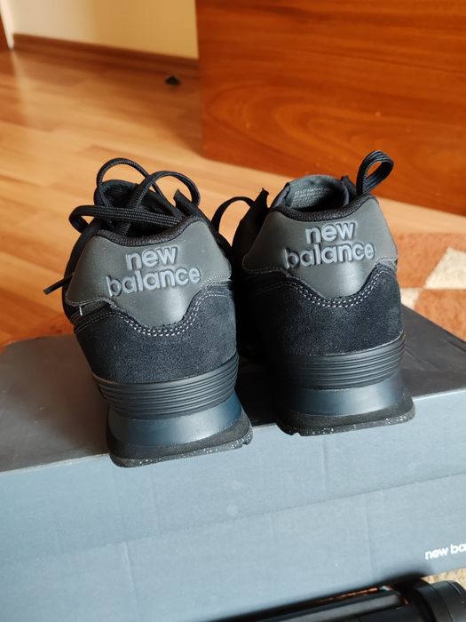 Vînd pantofi sport New balance.