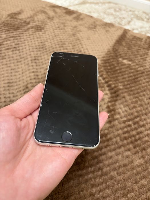 Продам Iphone SE 64 белый