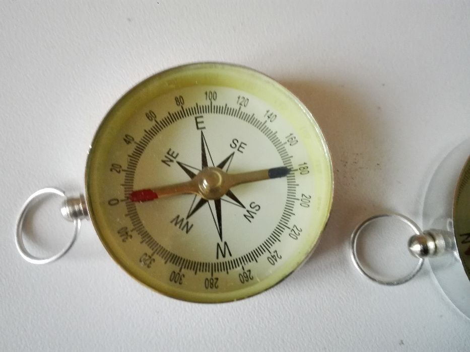 Кантар , два компаса и  ножове .