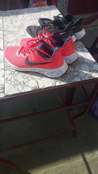 Два чифта маратонки Nike