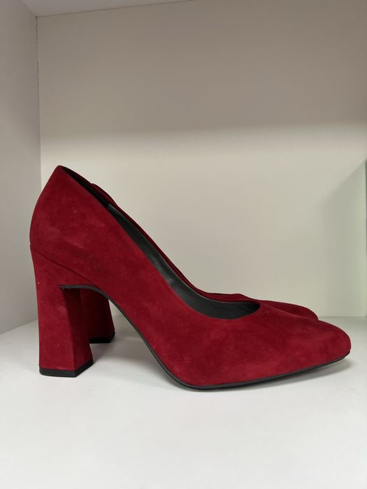 Pantofi noi ,de piele intoarsa