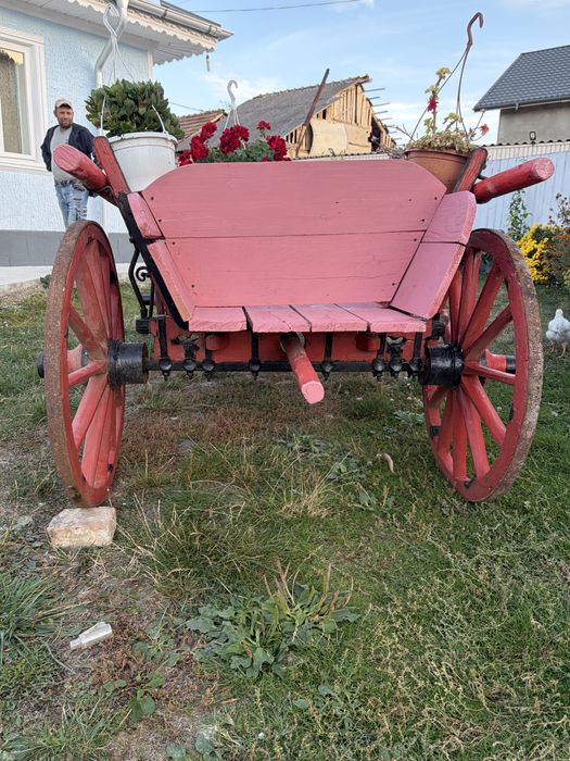 Vând căruță tradițională din lemn, cu aspect rustic și construcție solidă.