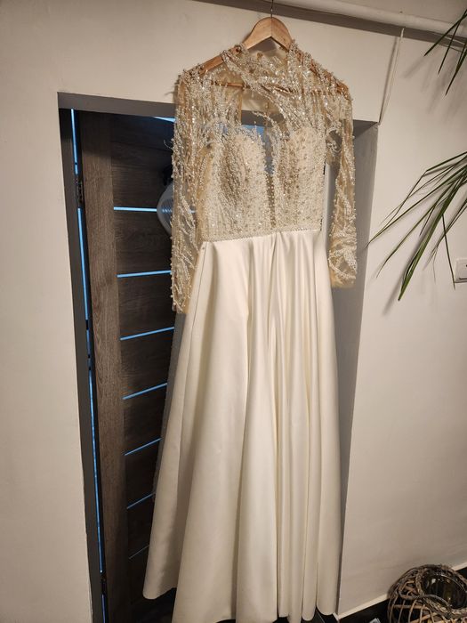 Vând Rochie de Mireasa făcută la comanda cu perle