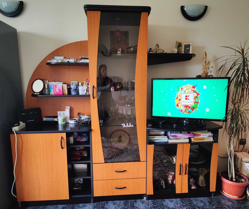 Продавам холна секция с витрина