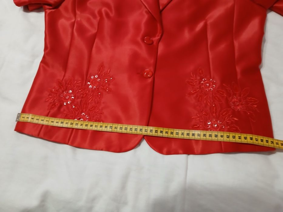 Costum de șaten cu broderie roșu