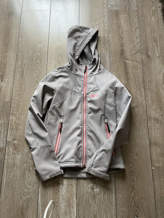 Яке за момиче на Ellesse