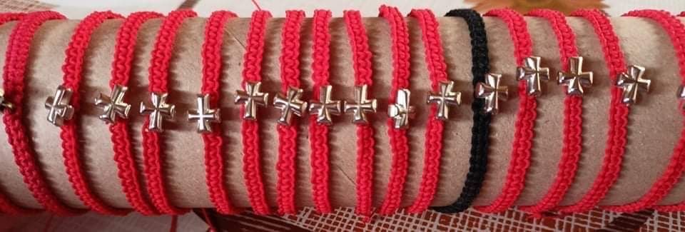 Плетени гривни